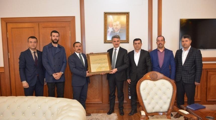 Vali Kayuş&rsquo;a ziyaretler s&uuml;r&uuml;yor