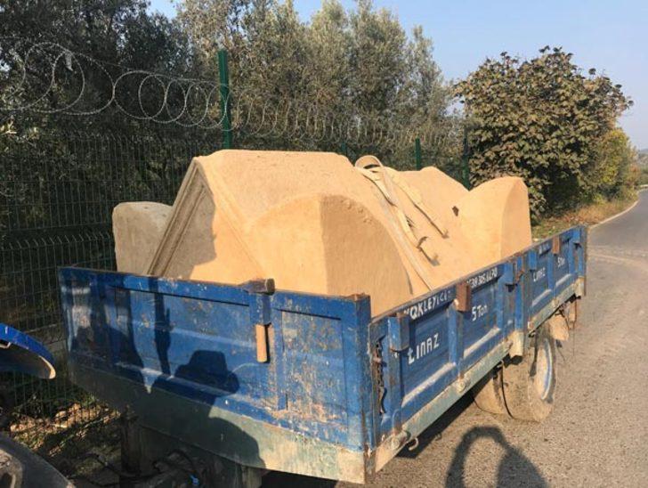 İçinden mumyalanmış ceset çıkan lahit traktörle taşındı G2