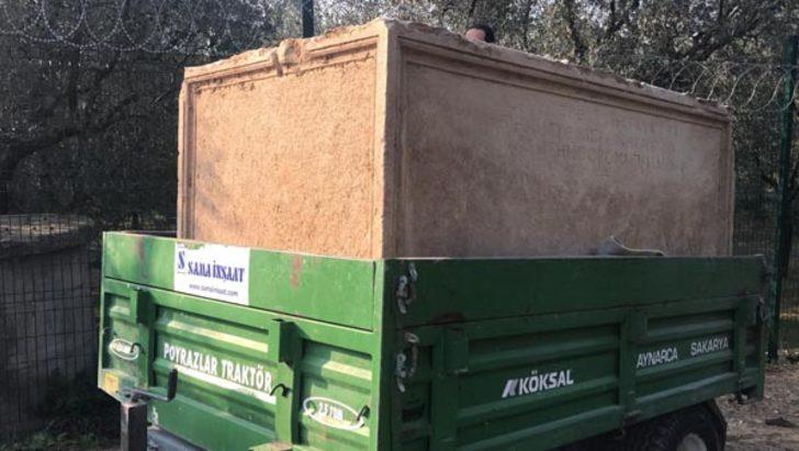 İçinden mumyalanmış ceset çıkan lahit traktörle taşındı G3