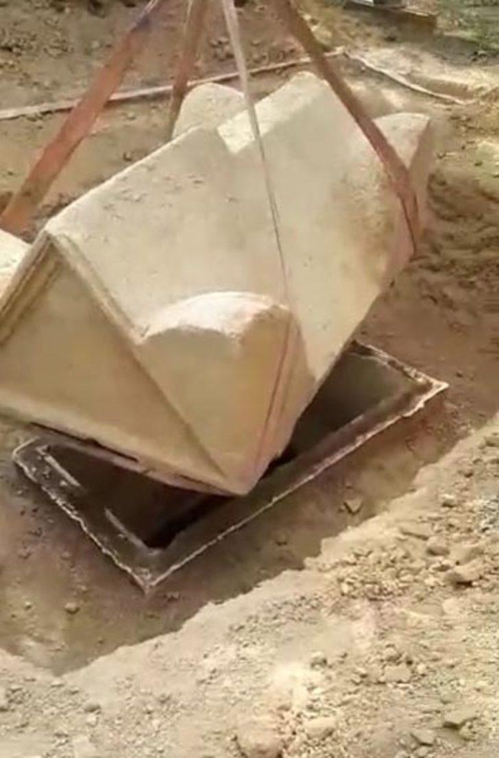 İçinden mumyalanmış ceset çıkan lahit traktörle taşındı G5