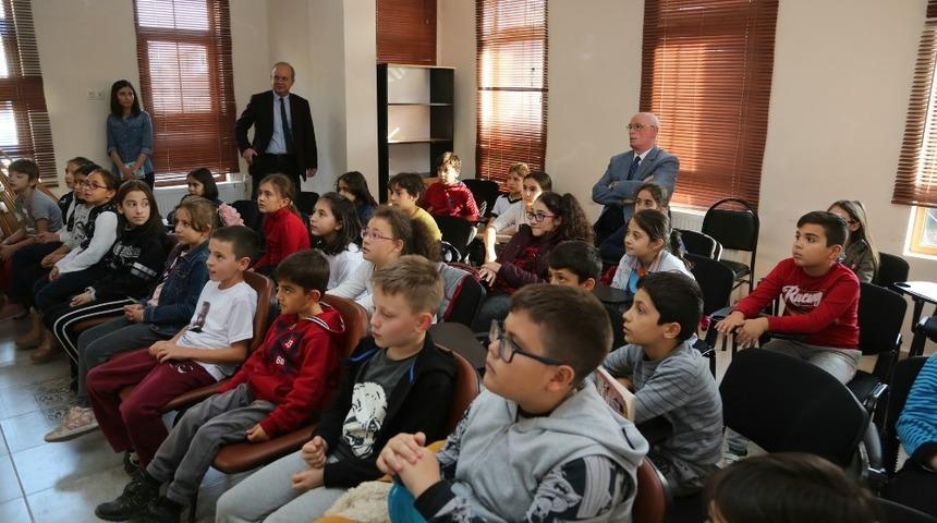 Kazım Kurt &ccedil;ocuklarla Atat&uuml;rk&rsquo;&uuml;n filmini izledi