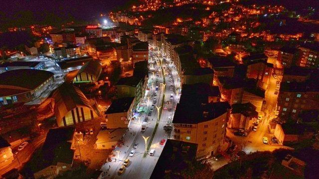 Ters laleler Hakkari caddelerine ışık saçıyor