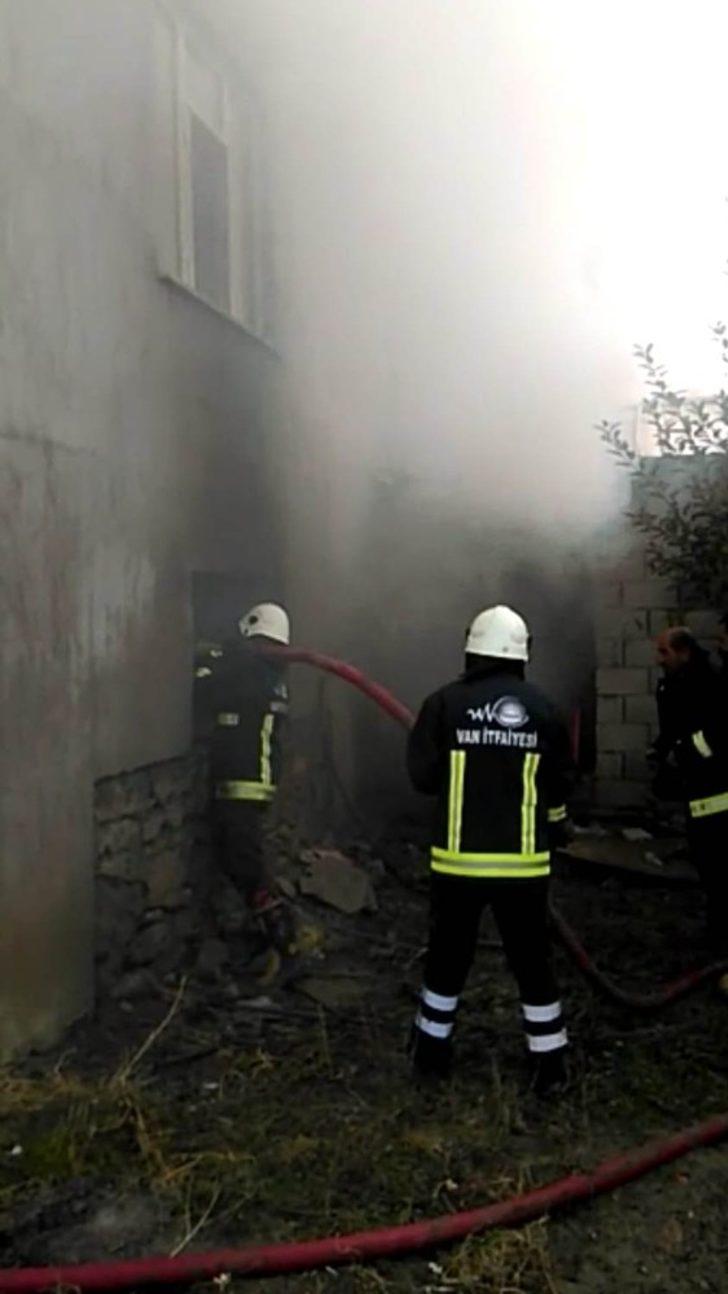 Van’da korkutan kömürlük yangını G4