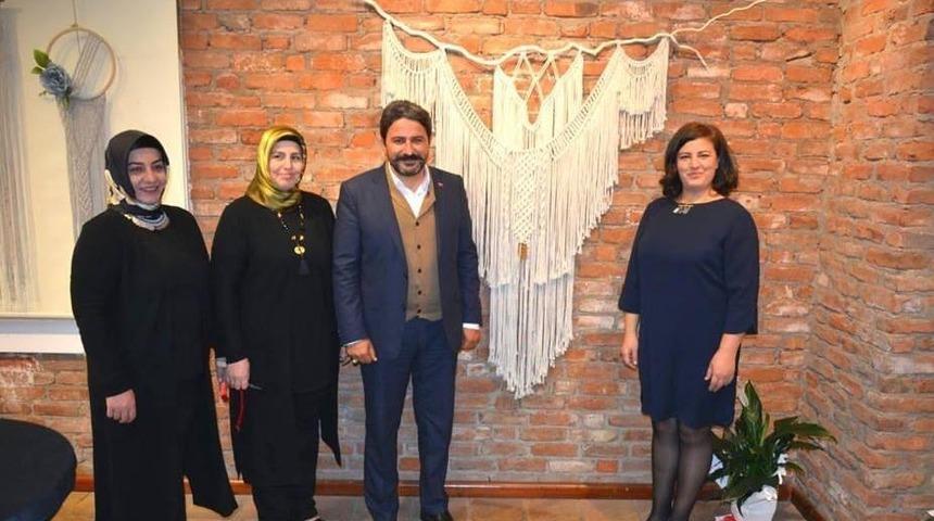 &Uuml;&ccedil; kız kardeşin el emekleri sergi oldu