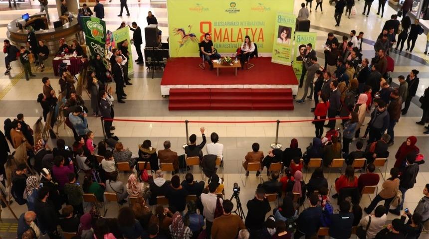 Oyuncu İpek Tuzcuoğlu &lsquo;Minder S&ouml;yleşileri&rsquo;nin konuğu oldu