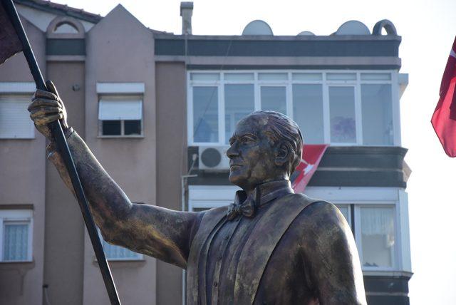 Atatürk'e benzemeyen heykel yeniden tasarlanacak