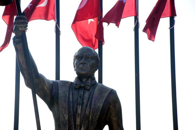 Atatürk'e benzemeyen heykel yeniden tasarlanacak