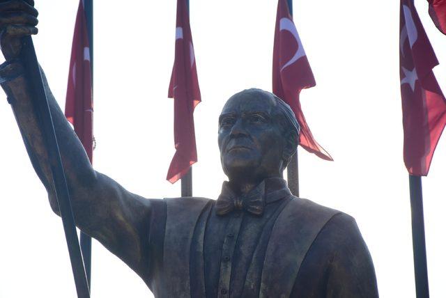 Atatürk'e benzemeyen heykel yeniden tasarlanacak