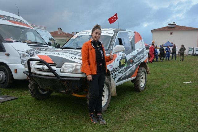 Off-Road Şampiyonası’nda yarışan tek kadın pilot dikkat çekti