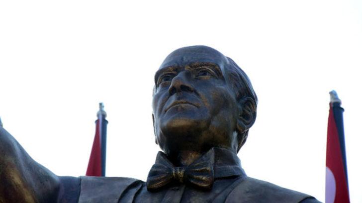 İzmir'de tartışma yaratan heykel! Karar verildi G2