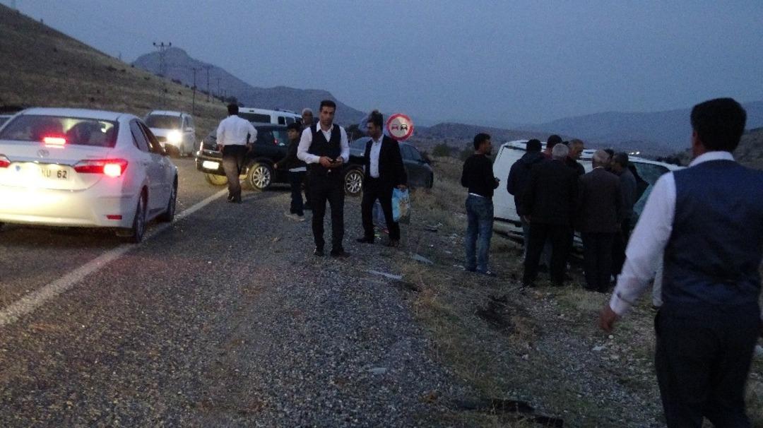 Gerc&uuml;ş&rsquo;te kontrolden &ccedil;ıkan ara&ccedil; takla attı: 5 yaralı