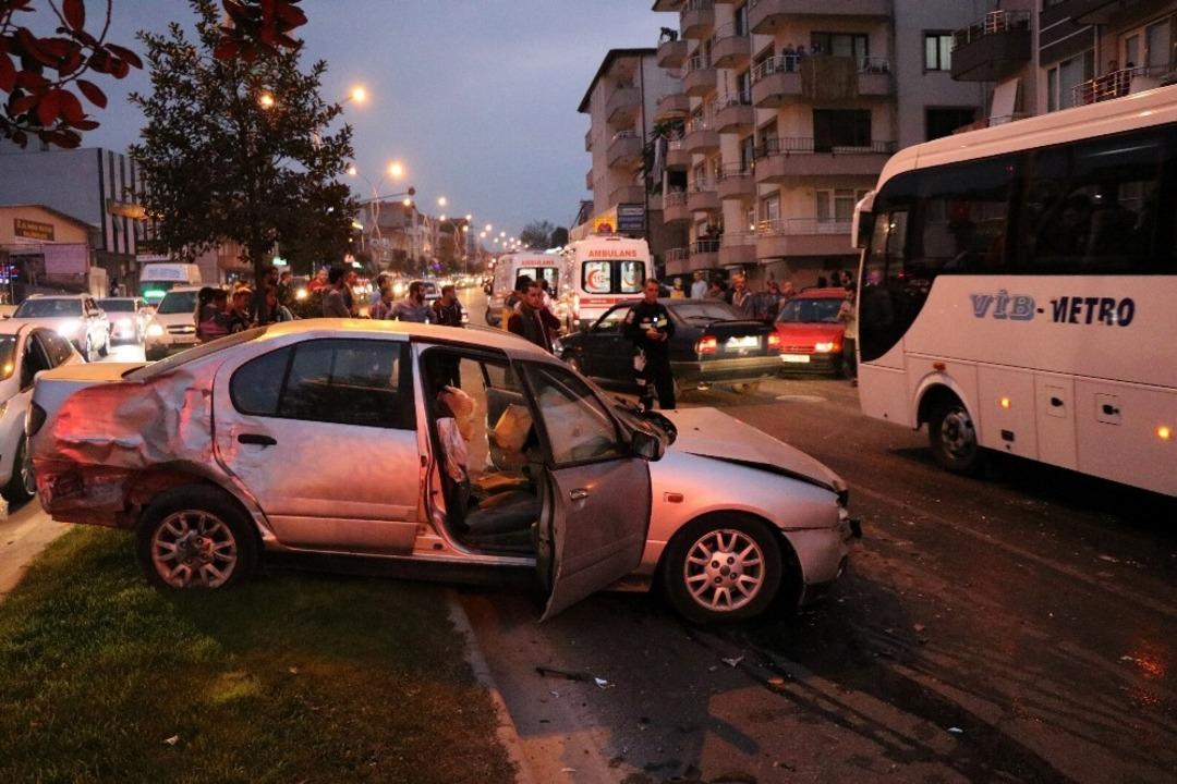 Sakarya&rsquo;da 3 aracın karıştığı trafik kazasında 7 kişi yaralandı