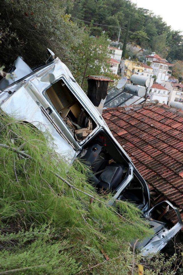 Freni çekilmeyen minibüs bir evin üstüne düştü