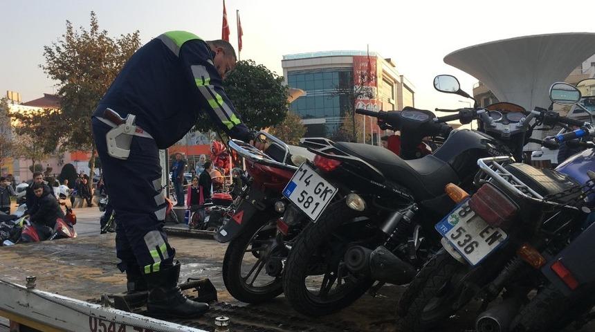 Polisler kurallara uymayan motosiklet s&uuml;r&uuml;c&uuml;lerine g&ouml;z a&ccedil;tırmıyor