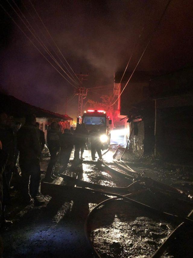 Tosya Karabey köyünde 2 katlı bir ev tamamen yandı