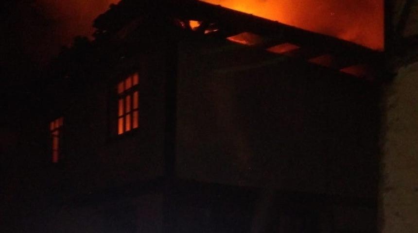 Tosya Karabey k&ouml;y&uuml;nde 2 katlı bir ev tamamen yandı