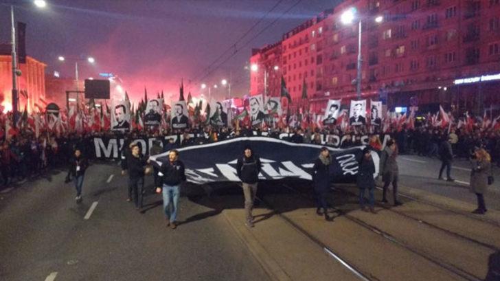 Avrupa ülkesinde tepki çeken görüntüler! 250 bin kişi sokağa döküldü! G3