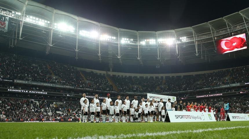 Beşiktaş taraftarından protesto: ''Fikret Orman paralar nerede?''