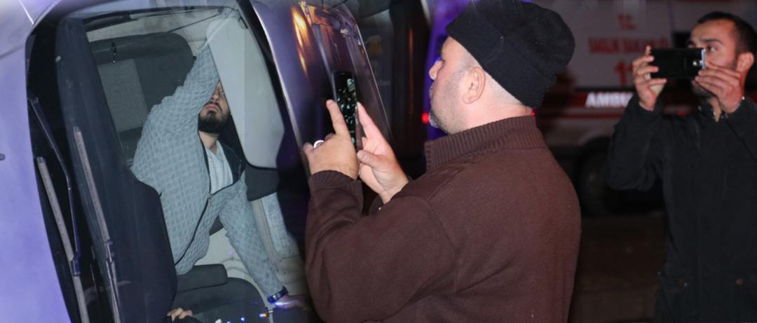 Arabada sıkıştığını unuttu, kendini &ccedil;ekenleri tehdit etti: Kapat par&ccedil;alarım