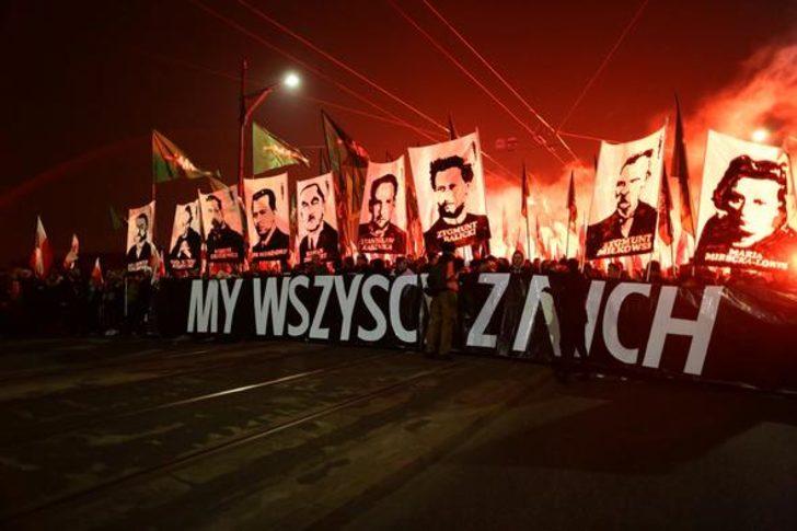 Avrupa ülkesi ayaklandı, binlerce insan sokağa döküldü  G3