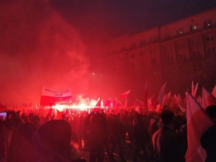 Avrupa ülkesi ayaklandı, binlerce insan sokağa döküldü  G4