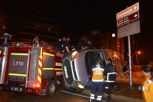 Adana'da kaza: Araçta sıkışan 2 kişiyi itfaiye kurtardı