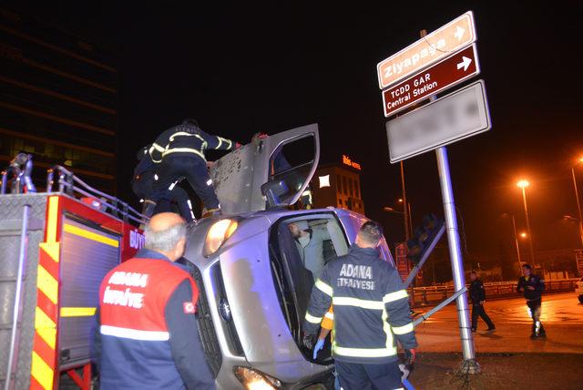 Adana'da kaza: Araçta sıkışan 2 kişiyi itfaiye kurtardı