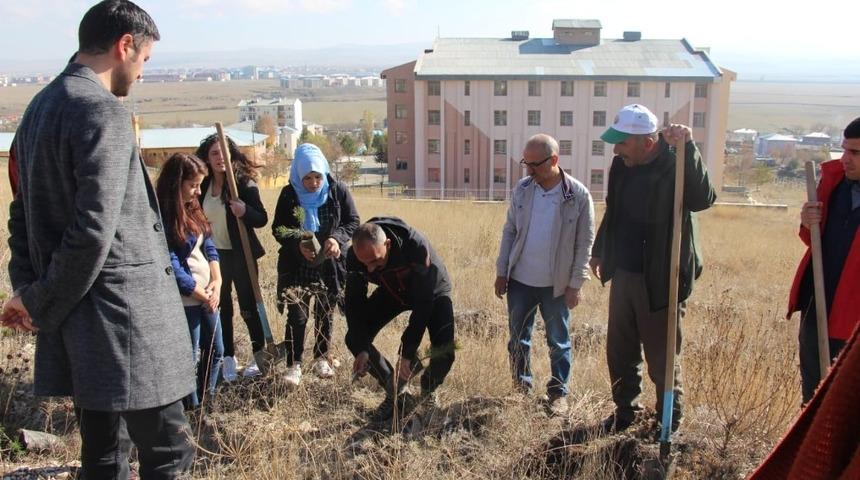 KYK’lı öğrenciler bin fidanı toprakla buluşturdu
