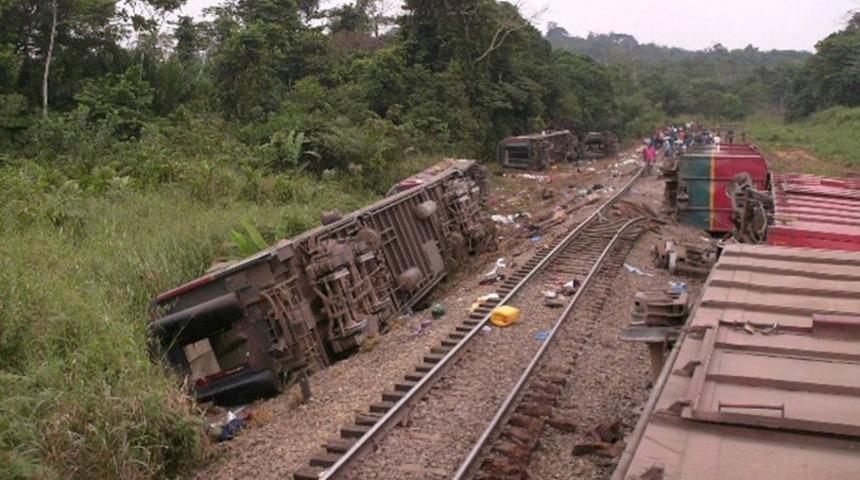 &Uuml;lke şokta! Tren raydan &ccedil;ıktı: &Ccedil;ok sayıda &ouml;l&uuml; ve yaralı var!
