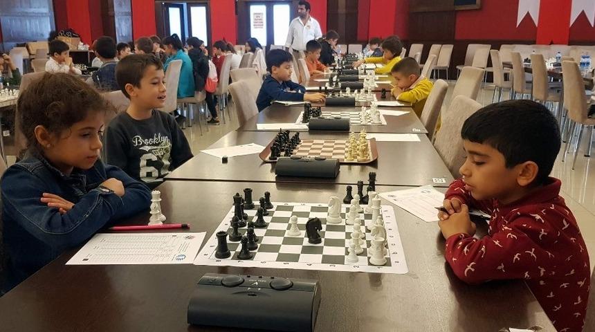 &Ouml;ğrenciler satran&ccedil; turnuvasında hem eğlendi hem de Ata&rsquo;larını andı