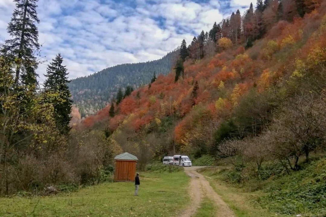 G&uuml;m&uuml;şhaneli dağcılardan renk c&uuml;mb&uuml;ş&uuml;nde y&uuml;r&uuml;y&uuml;ş