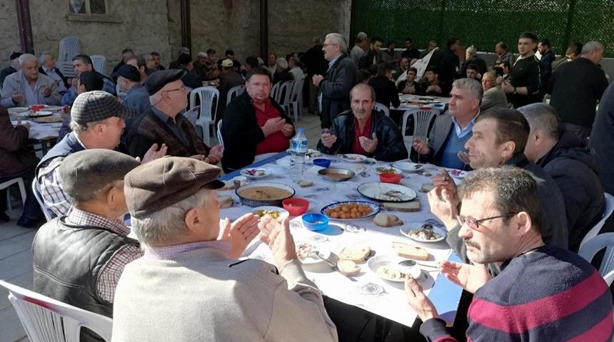 G&uuml;nl&uuml;c&uuml;&rsquo;de hayır yemeği