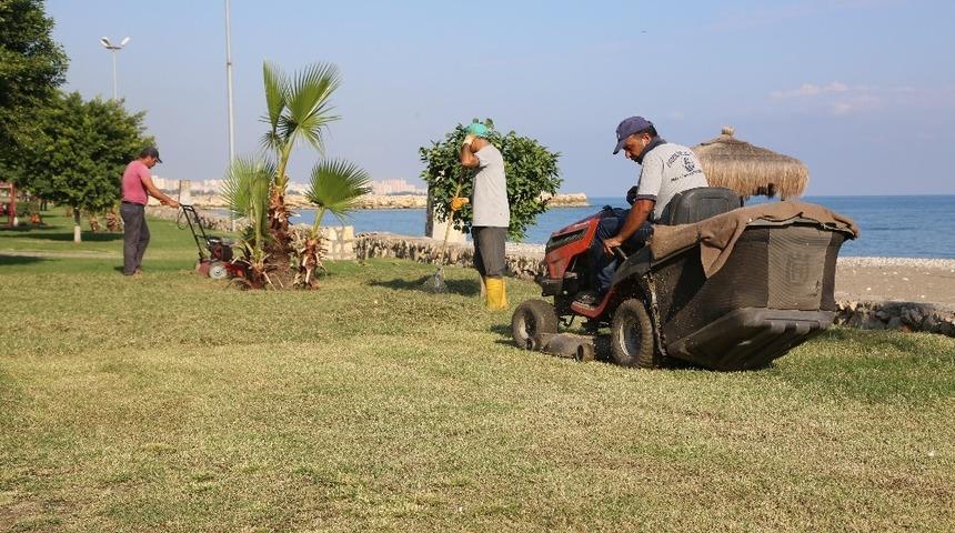 Erdemli&rsquo;de park bakım &ccedil;alışmaları s&uuml;r&uuml;yor