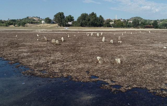 Baraj gölünde su çekildi, mezarlık ortaya çıktı