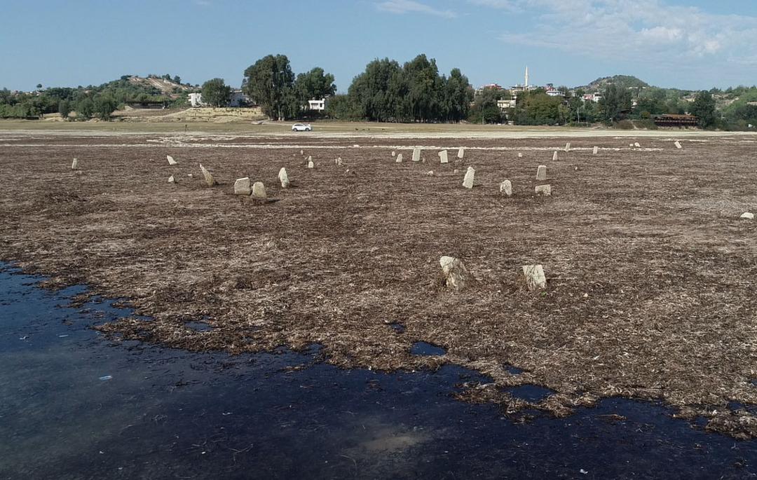 Baraj g&ouml;l&uuml;nden mezarlık fışkırdı