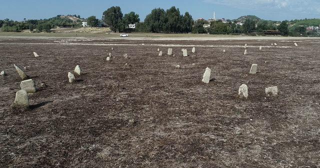 Baraj gölünde su çekildi, mezarlık ortaya çıktı