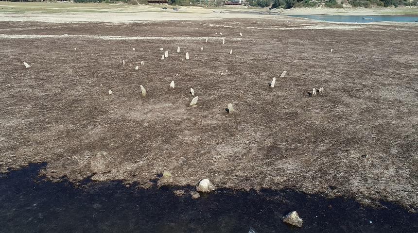 Baraj g&ouml;l&uuml;nde su &ccedil;ekildi, mezarlık ortaya &ccedil;ıktı