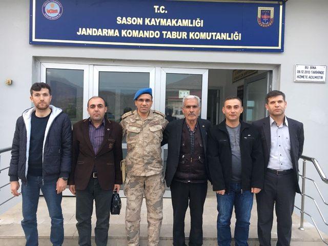 Kahraman polisin babası Sason’da şehit yakınlarıyla bir araya geldi