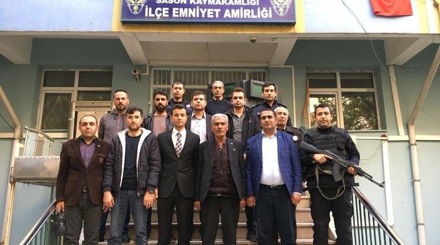 Kahraman polisin babası Sason’da şehit yakınlarıyla bir araya geldi