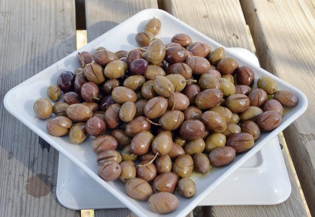 760 ve 1200 yaşlarındaki iki anıt ağaçtan toplanan zeytin, açık artırmada