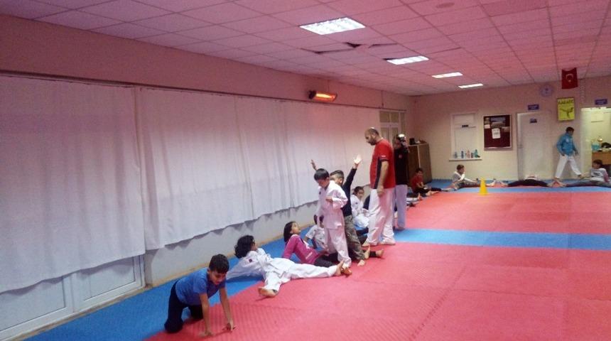 Geleceğin karatecileri yetişiyor