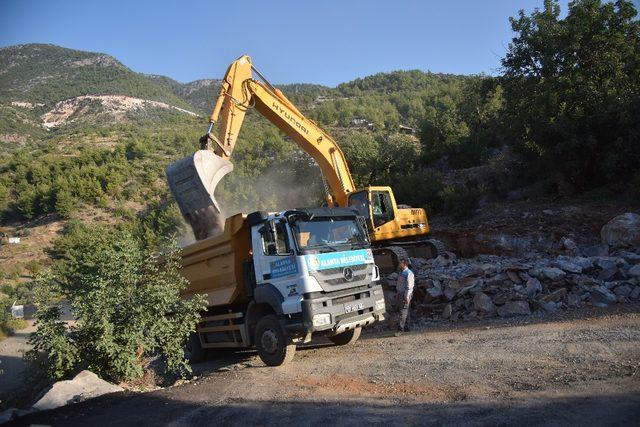 Alanya Cikcilli’de yol açma çalışması