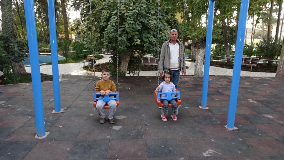 G&uuml;neydoğulu &ccedil;ocukların parkta g&uuml;neş keyfi