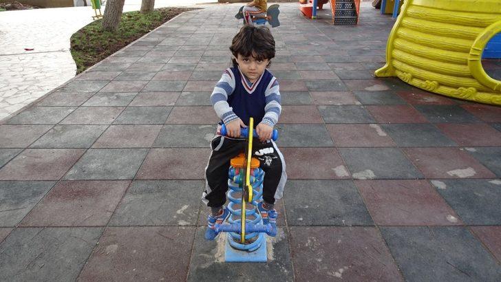 Güneydoğulu çocukların parkta güneş keyfi G3