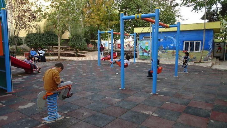 Güneydoğulu çocukların parkta güneş keyfi G4