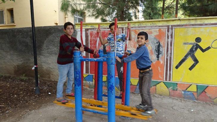 Güneydoğulu çocukların parkta güneş keyfi G5