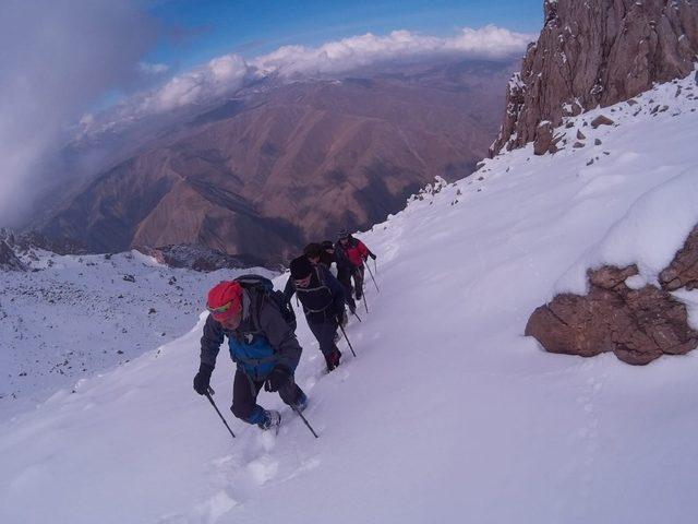 Dağcılardan Kürek Dağı’na tırmanış