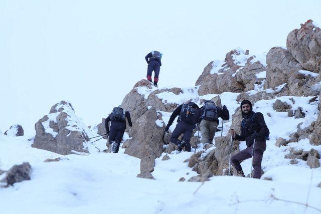 Dağcılardan Kürek Dağı’na tırmanış