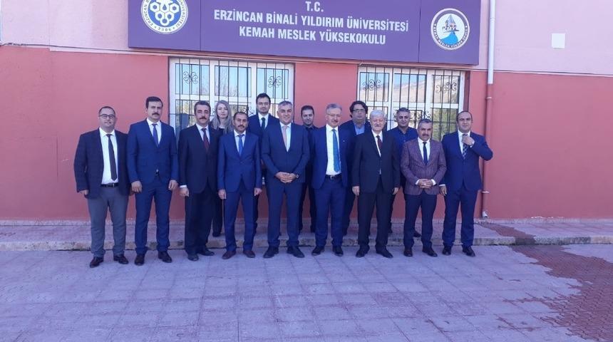 Rekt&ouml;r Akın Levent, Kemah&rsquo;ta &ouml;ğrencilerle bir araya geldi