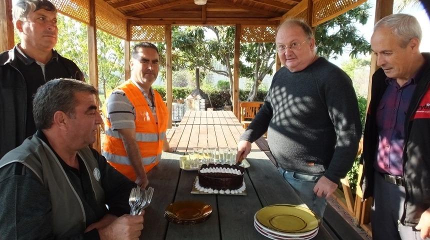 Burhaniye’de mevsimlik işçilere pastalı uğurlama